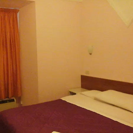 Merulana Star 3* Rome